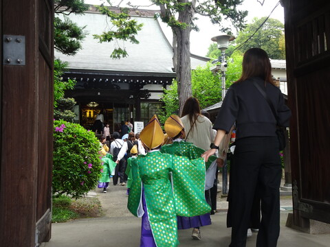 手を繋いでお寺まで歩きました
