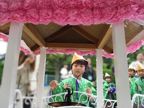 お釈迦様の誕生時に、天から祝福の為に甘い雨が降ってきたという由来にちなんで、甘茶掛けを行ないました。